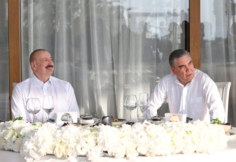 Prezident İlham Əliyev və Qurbanqulu Berdiməhəmmədov birgə nahar ediblər