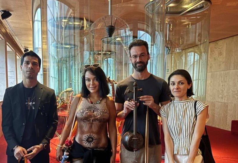 Ulviyya Mahmud Barselona Musiqi Muzeyinə Azərbaycan kamançasını hədiyyə edib (FOTO)