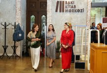 Türkmənistan Xalq Məsləhətinin sədrinin qızı Oquldjaxan Atabayeva Bakı Kitab Mərkəzində olub (FOTO)