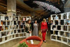 Türkmənistan Xalq Məsləhətinin sədrinin qızı Oquldjaxan Atabayeva Bakı Kitab Mərkəzində olub (FOTO)
