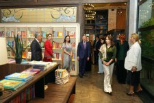 Türkmənistan Xalq Məsləhətinin sədrinin qızı Oquldjaxan Atabayeva Bakı Kitab Mərkəzində olub (FOTO)