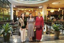 Türkmənistan Xalq Məsləhətinin sədrinin qızı Oquldjaxan Atabayeva Bakı Kitab Mərkəzində olub (FOTO)