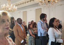 Fransız qonaq Parisdə azərbaycanlı şəhid-jurnalistlərin xatirəsinə həsr olunmuş sərgi barədə: "Onların səsləri susub, amma unudulmayıblar" (FOTO)