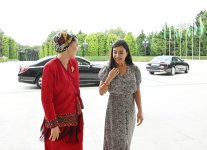 Heydər Əliyev Fondunun vitse-prezidenti Leyla Əliyeva Türkmənistan Xalq Məsləhəti sədrinin qızı Oquldjaxan Atabayeva ilə görüşüb (FOTO)