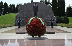 Türkmənistan Xalq Məsləhətinin sədri Fəxri xiyabanda Ulu Öndər Heydər Əliyevin məzarını ziyarət edib (FOTO)