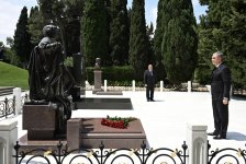 Türkmənistan Xalq Məsləhətinin sədri Fəxri xiyabanda Ulu Öndər Heydər Əliyevin məzarını ziyarət edib (FOTO)