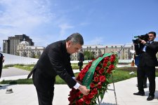 Türkmənistan Xalq Məsləhətinin sədri Qurbanqulu Berdiməhəmmədov Zəfər parkını ziyarət edib (FOTO)