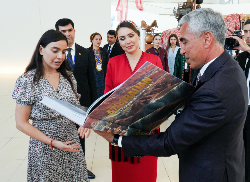 Türkmənistan Xalq Məsləhətinin sədrinin qızı Oquldjaxan Atabayeva Heydər Əliyev Mərkəzində olub (FOTO)