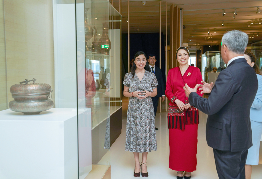 Türkmənistan Xalq Məsləhətinin sədrinin qızı Oquldjaxan Atabayeva Heydər Əliyev Mərkəzində olub (FOTO)