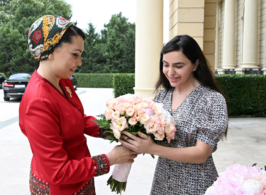 Heydər Əliyev Fondunun vitse-prezidenti Leyla Əliyeva Türkmənistan Xalq Məsləhəti sədrinin qızı Oquldjaxan Atabayeva ilə görüşüb (FOTO)