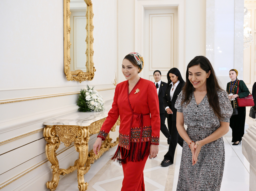 Heydər Əliyev Fondunun vitse-prezidenti Leyla Əliyeva Türkmənistan Xalq Məsləhəti sədrinin qızı Oquldjaxan Atabayeva ilə görüşüb (FOTO)