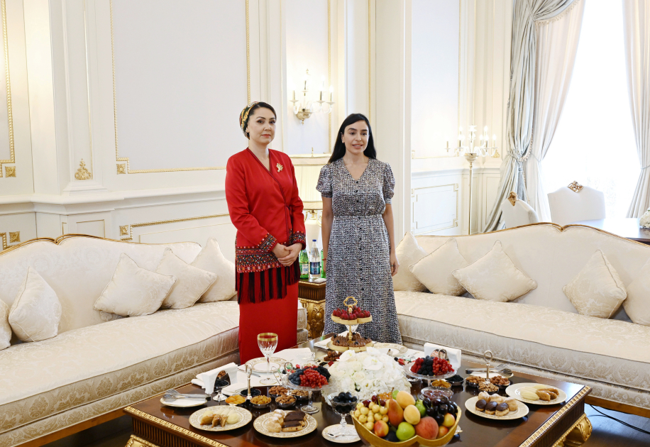 Heydər Əliyev Fondunun vitse-prezidenti Leyla Əliyeva Türkmənistan Xalq Məsləhəti sədrinin qızı Oquldjaxan Atabayeva ilə görüşüb (FOTO)