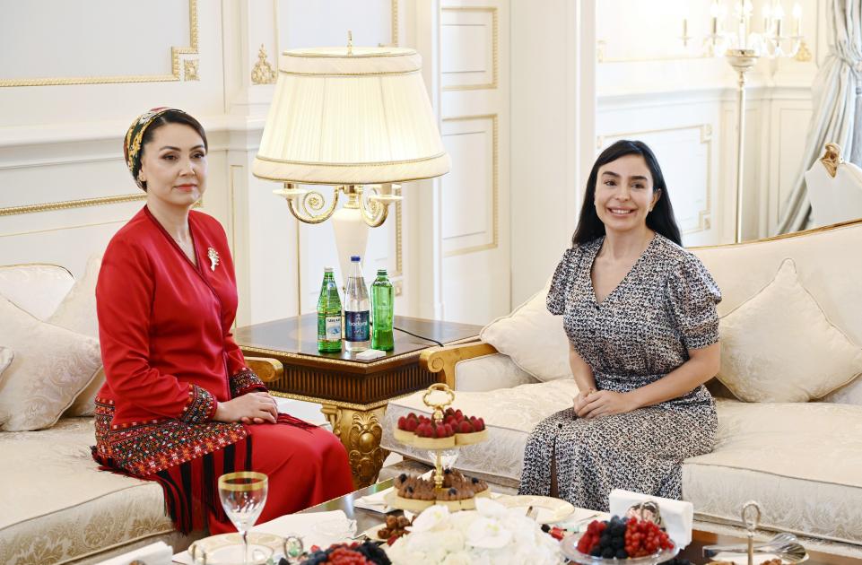 Heydər Əliyev Fondunun vitse-prezidenti Leyla Əliyeva Türkmənistan Xalq Məsləhəti sədrinin qızı Oquldjaxan Atabayeva ilə görüşüb (FOTO)