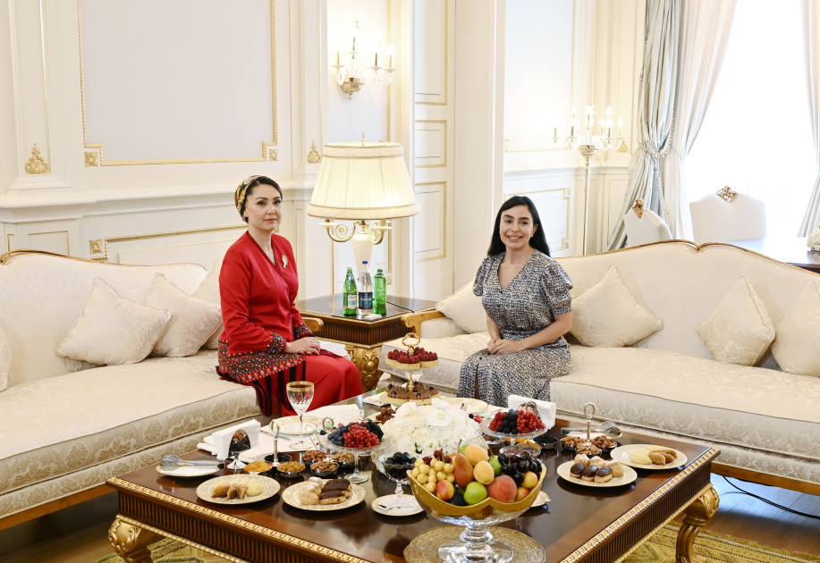 Heydər Əliyev Fondunun vitse-prezidenti Leyla Əliyeva Türkmənistan Xalq Məsləhəti sədrinin qızı Oquldjaxan Atabayeva ilə görüşüb (FOTO)