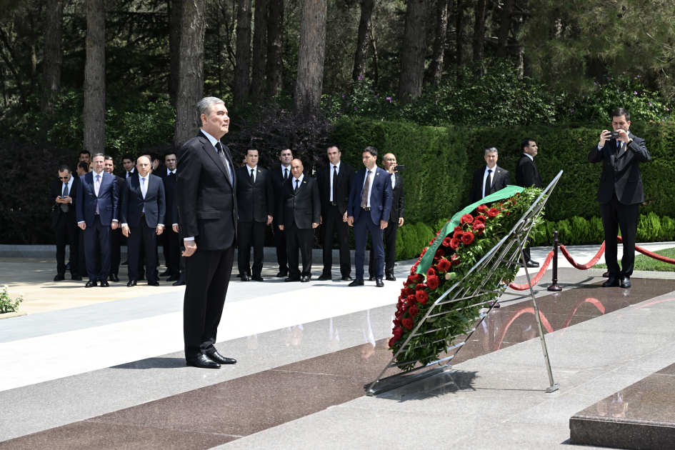Türkmənistan Xalq Məsləhətinin sədri Fəxri xiyabanda Ulu Öndər Heydər Əliyevin məzarını ziyarət edib (FOTO)