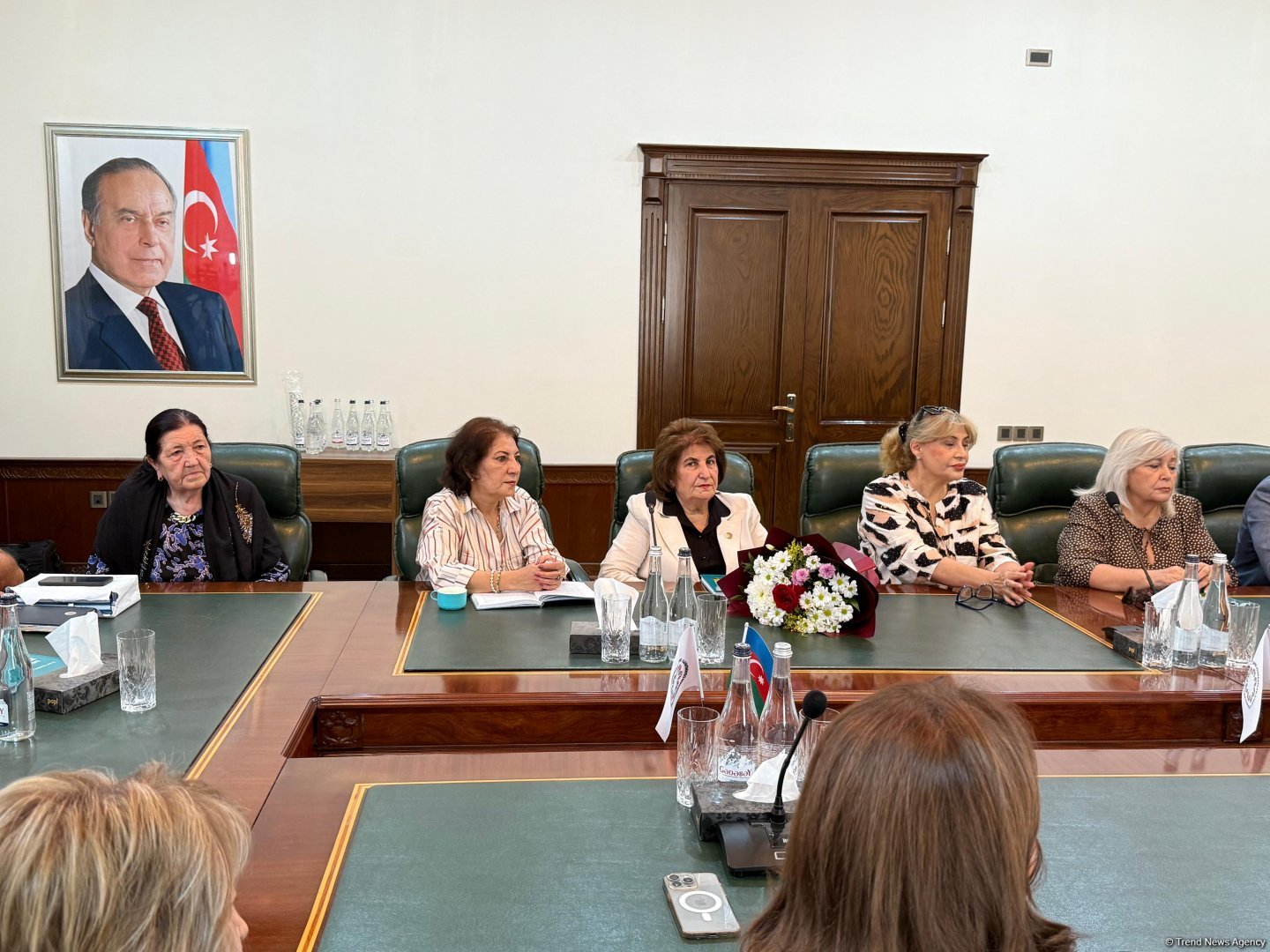 Rauf Hacıyevin Əbdülmənaf Hacıyev haqqında yazdığı “Baba ocağının işığı” kitabının təqdimat mərasimi keçirilib (FOTO)