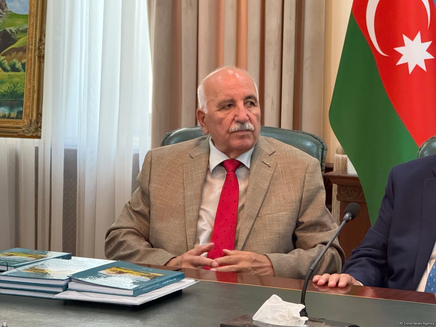Rauf Hacıyevin Əbdülmənaf Hacıyev haqqında yazdığı “Baba ocağının işığı” kitabının təqdimat mərasimi keçirilib (FOTO)