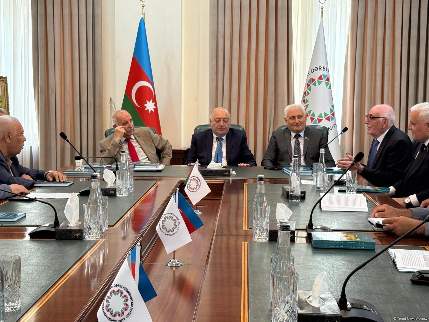 Rauf Hacıyevin Əbdülmənaf Hacıyev haqqında yazdığı “Baba ocağının işığı” kitabının təqdimat mərasimi keçirilib (FOTO)