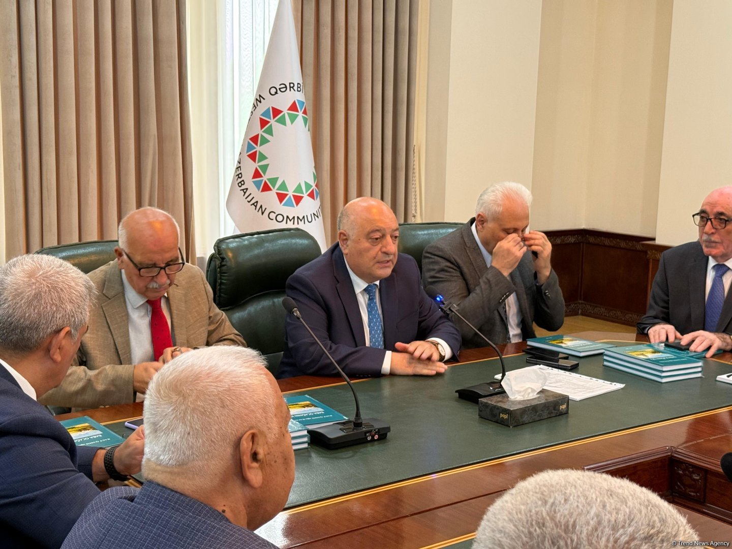 Rauf Hacıyevin Əbdülmənaf Hacıyev haqqında yazdığı “Baba ocağının işığı” kitabının təqdimat mərasimi keçirilib (FOTO)