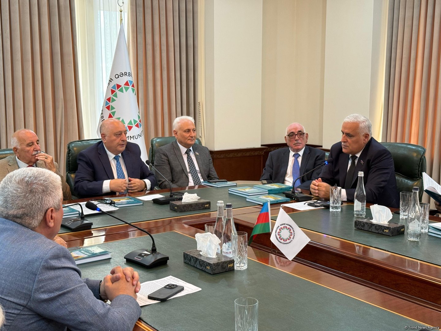 Rauf Hacıyevin Əbdülmənaf Hacıyev haqqında yazdığı “Baba ocağının işığı” kitabının təqdimat mərasimi keçirilib (FOTO)