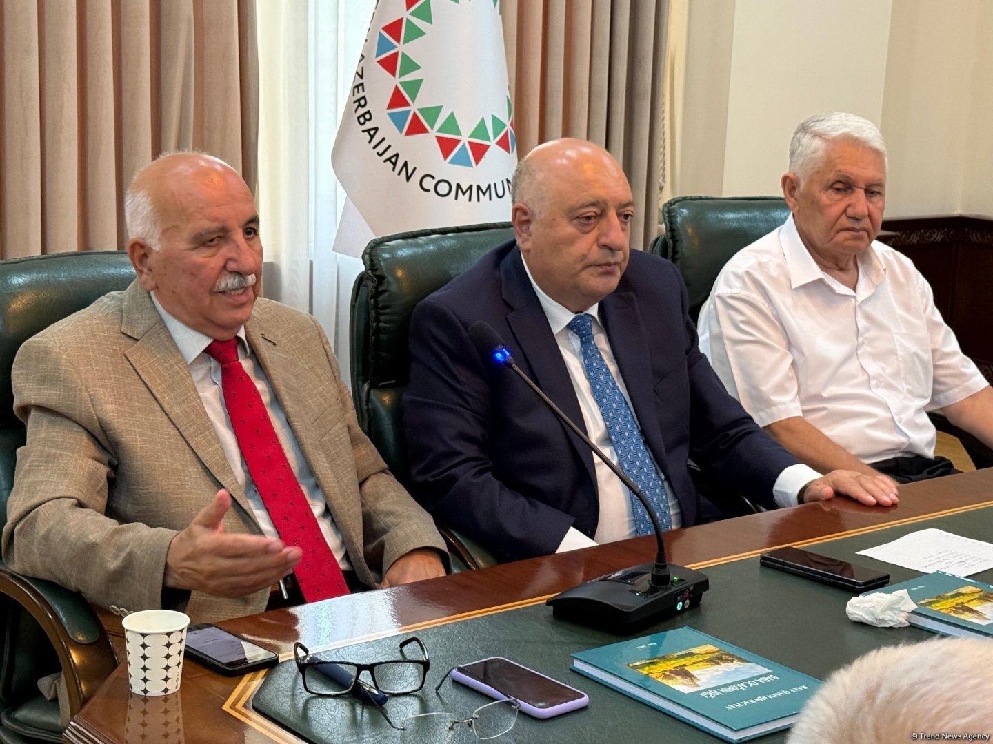 Rauf Hacıyevin Əbdülmənaf Hacıyev haqqında yazdığı “Baba ocağının işığı” kitabının təqdimat mərasimi keçirilib (FOTO)