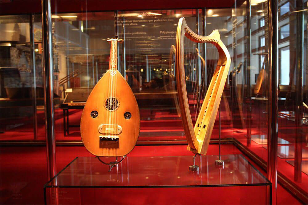 Ulviyya Mahmud Barselona Musiqi Muzeyinə Azərbaycan kamançasını hədiyyə edib (FOTO)