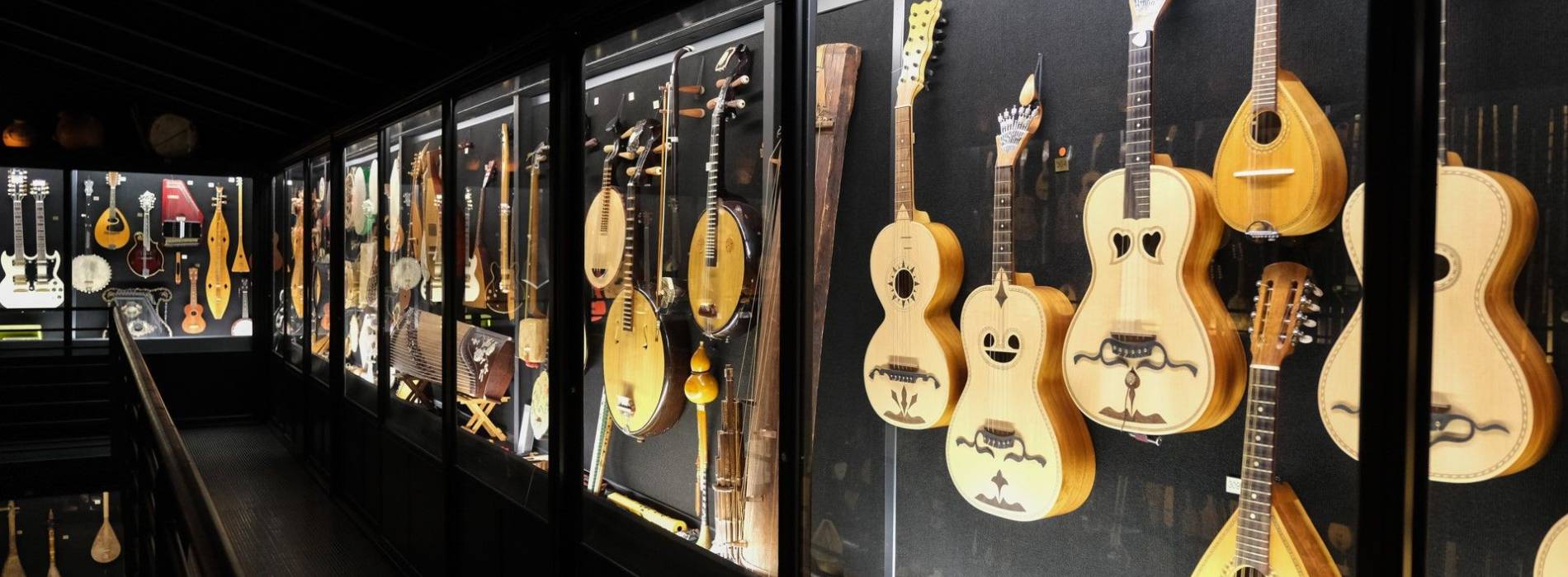Ulviyya Mahmud Barselona Musiqi Muzeyinə Azərbaycan kamançasını hədiyyə edib (FOTO)