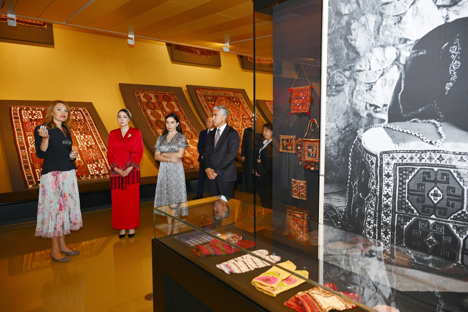 Türkmənistan Xalq Məsləhətinin sədrinin qızı Oquldjaxan Atabayeva Azərbaycan Milli Xalça Muzeyini ziyarət edib (FOTO)
