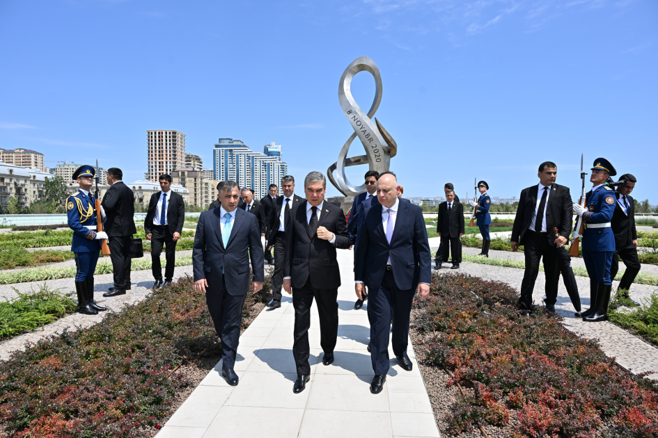 Türkmənistan Xalq Məsləhətinin sədri Qurbanqulu Berdiməhəmmədov Zəfər parkını ziyarət edib (FOTO)