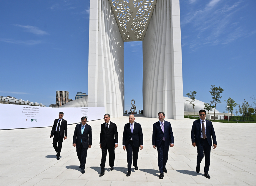 Türkmənistan Xalq Məsləhətinin sədri Qurbanqulu Berdiməhəmmədov Zəfər parkını ziyarət edib (FOTO)