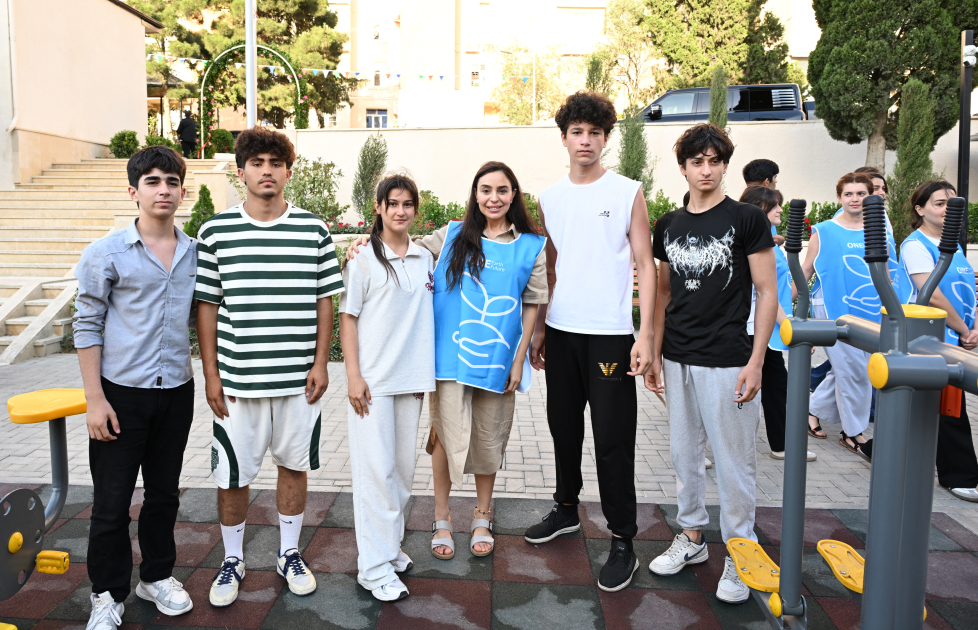 Heydər Əliyev Fondunun vitse-prezidenti Leyla Əliyevanın iştirakı ilə “Bizim həyət” layihəsi çərçivəsində yenilənmiş növbəti həyət sakinlərin istifadəsinə verilib (FOTO)