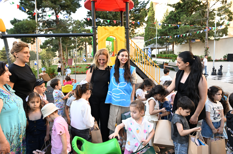 Heydər Əliyev Fondunun vitse-prezidenti Leyla Əliyevanın iştirakı ilə “Bizim həyət” layihəsi çərçivəsində yenilənmiş növbəti həyət sakinlərin istifadəsinə verilib (FOTO)