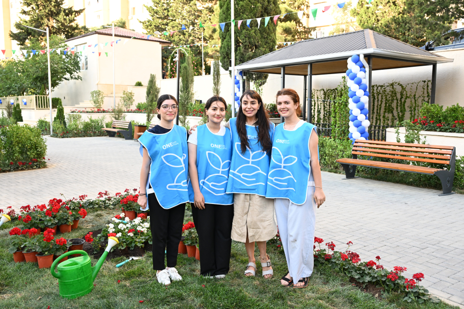 Heydər Əliyev Fondunun vitse-prezidenti Leyla Əliyevanın iştirakı ilə “Bizim həyət” layihəsi çərçivəsində yenilənmiş növbəti həyət sakinlərin istifadəsinə verilib (FOTO)