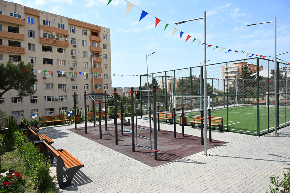 Heydər Əliyev Fondunun vitse-prezidenti Leyla Əliyevanın iştirakı ilə “Bizim həyət” layihəsi çərçivəsində yenilənmiş növbəti həyət sakinlərin istifadəsinə verilib (FOTO)