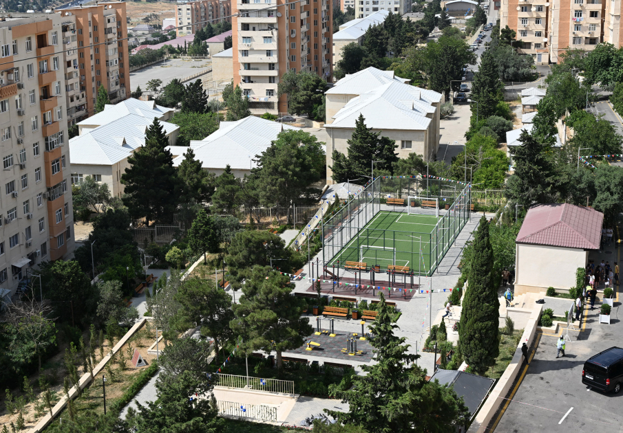 Heydər Əliyev Fondunun vitse-prezidenti Leyla Əliyevanın iştirakı ilə “Bizim həyət” layihəsi çərçivəsində yenilənmiş növbəti həyət sakinlərin istifadəsinə verilib (FOTO)