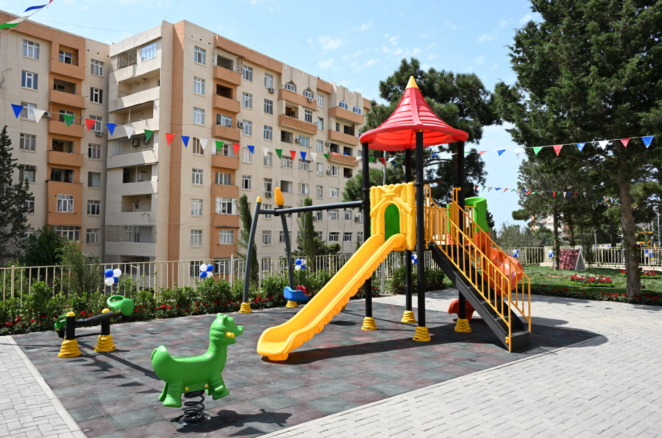 Heydər Əliyev Fondunun vitse-prezidenti Leyla Əliyevanın iştirakı ilə “Bizim həyət” layihəsi çərçivəsində yenilənmiş növbəti həyət sakinlərin istifadəsinə verilib (FOTO)