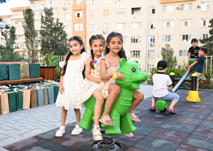 Heydər Əliyev Fondunun vitse-prezidenti Leyla Əliyevanın iştirakı ilə “Bizim həyət” layihəsi çərçivəsində yenilənmiş növbəti həyət sakinlərin istifadəsinə verilib (FOTO)
