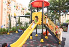 Heydər Əliyev Fondunun vitse-prezidenti Leyla Əliyevanın iştirakı ilə “Bizim həyət” layihəsi çərçivəsində yenilənmiş növbəti həyət sakinlərin istifadəsinə verilib (FOTO)