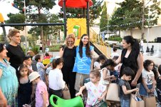 Heydər Əliyev Fondunun vitse-prezidenti Leyla Əliyevanın iştirakı ilə “Bizim həyət” layihəsi çərçivəsində yenilənmiş növbəti həyət sakinlərin istifadəsinə verilib (FOTO)