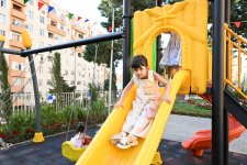 Heydər Əliyev Fondunun vitse-prezidenti Leyla Əliyevanın iştirakı ilə “Bizim həyət” layihəsi çərçivəsində yenilənmiş növbəti həyət sakinlərin istifadəsinə verilib (FOTO)