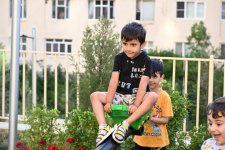 Heydər Əliyev Fondunun vitse-prezidenti Leyla Əliyevanın iştirakı ilə “Bizim həyət” layihəsi çərçivəsində yenilənmiş növbəti həyət sakinlərin istifadəsinə verilib (FOTO)