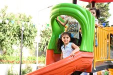 Heydər Əliyev Fondunun vitse-prezidenti Leyla Əliyevanın iştirakı ilə “Bizim həyət” layihəsi çərçivəsində yenilənmiş növbəti həyət sakinlərin istifadəsinə verilib (FOTO)