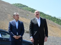 Prezident İlham Əliyev və Qurbanqulu Berdiməhəmmədov Şuşa rayonunun Daşaltı kəndinin fonunda şəkil çəkdiriblər (FOTO/VİDEO)
