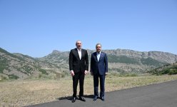 Prezident İlham Əliyev və Qurbanqulu Berdiməhəmmədov Şuşa rayonunun Daşaltı kəndinin fonunda şəkil çəkdiriblər (FOTO/VİDEO)