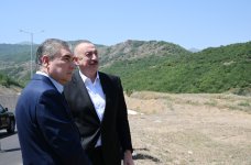 Prezident İlham Əliyev və Qurbanqulu Berdiməhəmmədov Şuşa rayonunun Daşaltı kəndinin fonunda şəkil çəkdiriblər (FOTO/VİDEO)