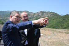 Prezident İlham Əliyev və Qurbanqulu Berdiməhəmmədov Şuşa rayonunun Daşaltı kəndinin fonunda şəkil çəkdiriblər (FOTO/VİDEO)