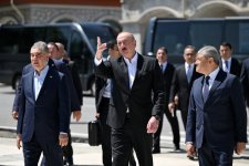 Prezident İlham Əliyev və Türkmənistan Xalq Məsləhətinin sədri Şuşada Natəvanın, Bülbülün və Üzeyir Hacıbəylinin gülləbaran edilmiş heykəllərinə baxıblar (FOTO)