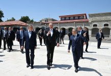 Prezident İlham Əliyev və Türkmənistan Xalq Məsləhətinin sədri Şuşada Natəvanın, Bülbülün və Üzeyir Hacıbəylinin gülləbaran edilmiş heykəllərinə baxıblar (FOTO)