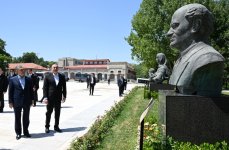 Prezident İlham Əliyev və Türkmənistan Xalq Məsləhətinin sədri Şuşada Natəvanın, Bülbülün və Üzeyir Hacıbəylinin gülləbaran edilmiş heykəllərinə baxıblar (FOTO)