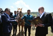 Prezident İlham Əliyev Qurbanqulu Berdiməhəmmədova Cıdır düzündə “Dostluq” adlı Qarabağ atı hədiyyə edib (FOTO)